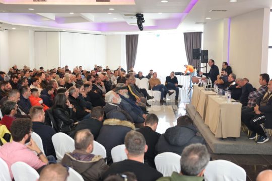 Από τη χθεσινή πανελλαδική σύσκεψη των αγροτικών μπλόκων, στον Λευκώνα Σερρών